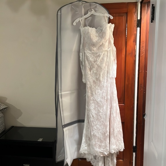 Brand new, Never Worn!!!!    Wedding dress with accessories. - Picture 5 of 5